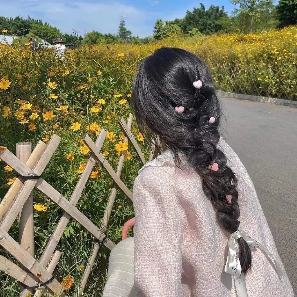 穿条纹衣的男孩